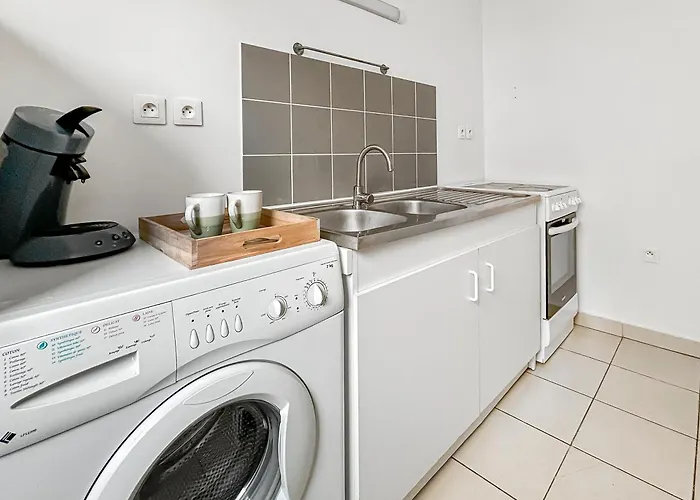 T2 Moderne Terrasse, Parking, Proche Commerces *