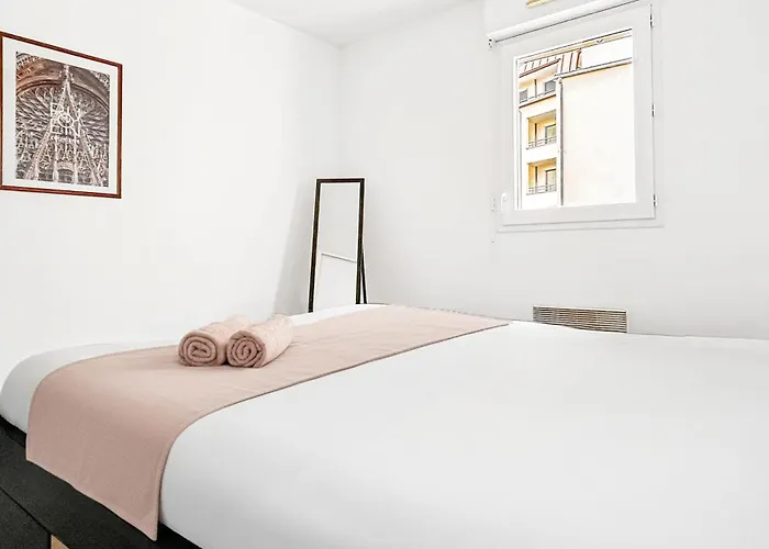 T2 Moderne Terrasse, Parking, Proche Commerces