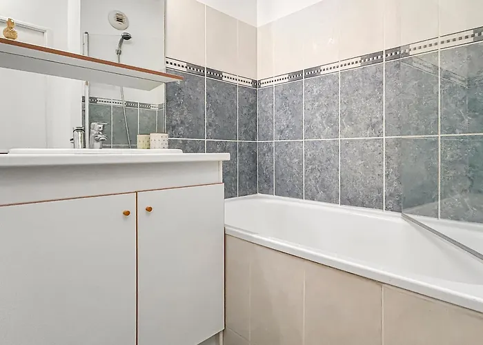 T2 Moderne Terrasse, Parking, Proche Commerces